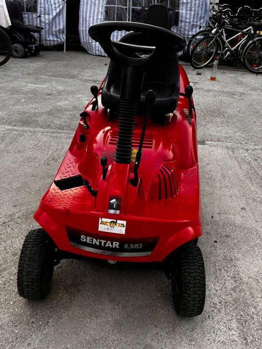 Vând tractoraș de gazon