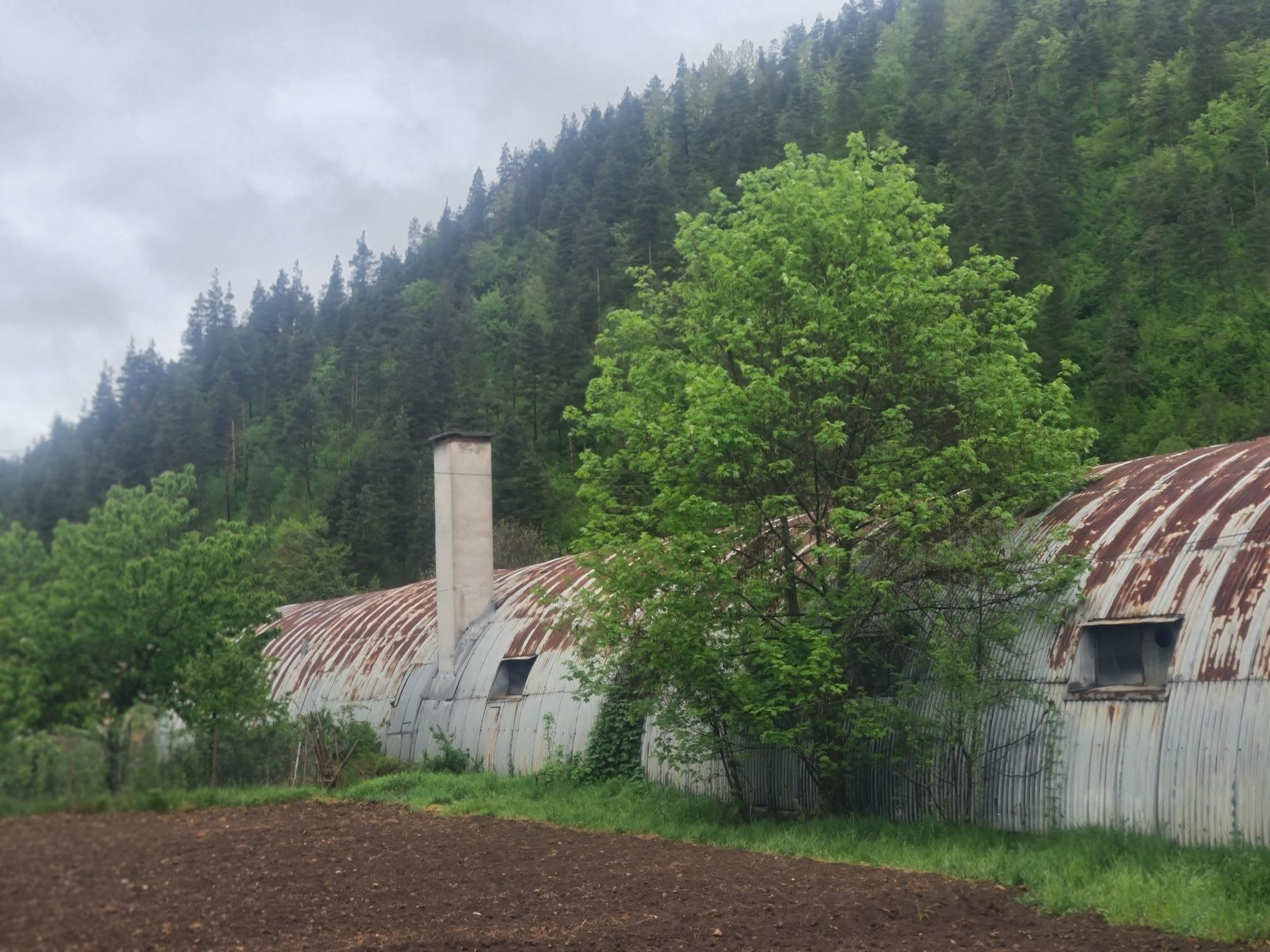 Продавам промишлен имот с хале и сграда в с.Смилян