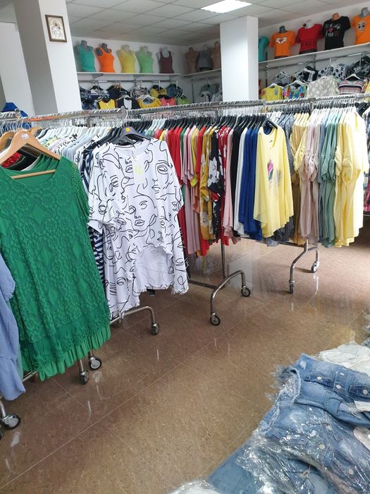 Дамски и мъжки дрехи на едро