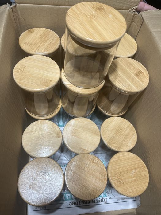 Стъклен буркан с дървена капачка