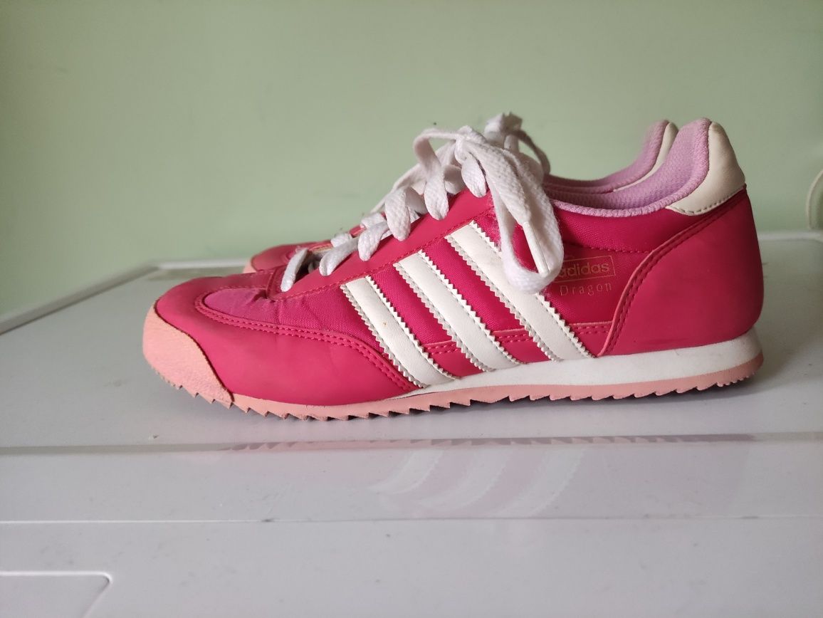 Маратонки Adidas, Nike