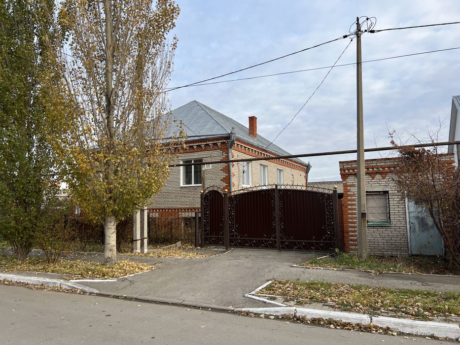 Дом с хоз пристройками и гаражами