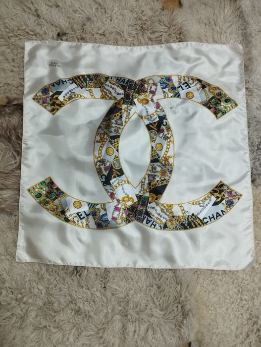 Eșarfă cu inscripția Chanel, dimensiuni 87/85 cm