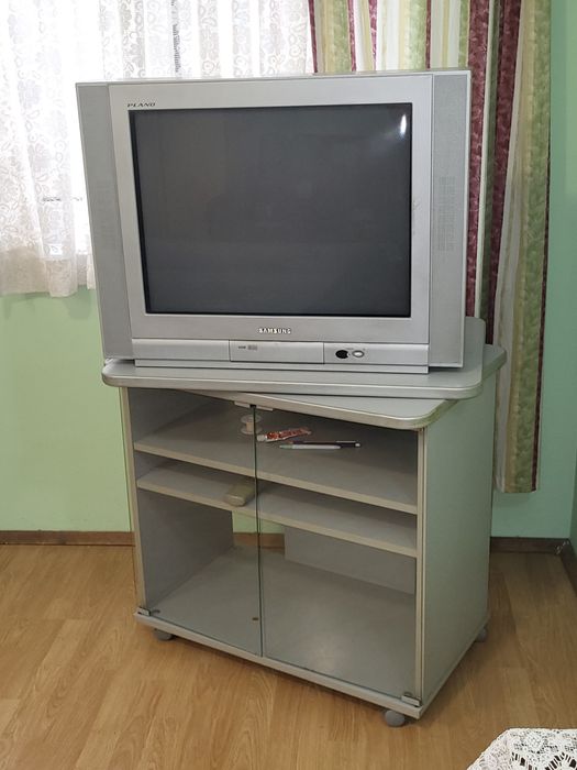 Телевизор с въртяща се маса