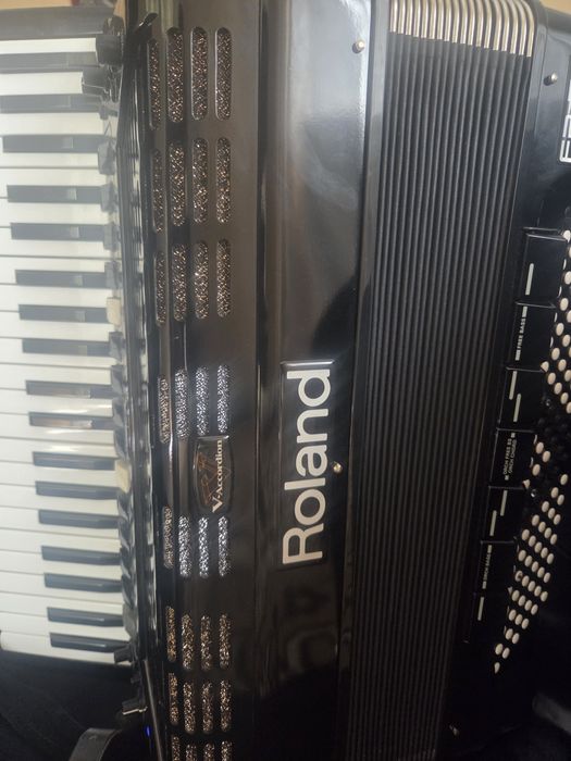 Vând acordeon roland fr7x