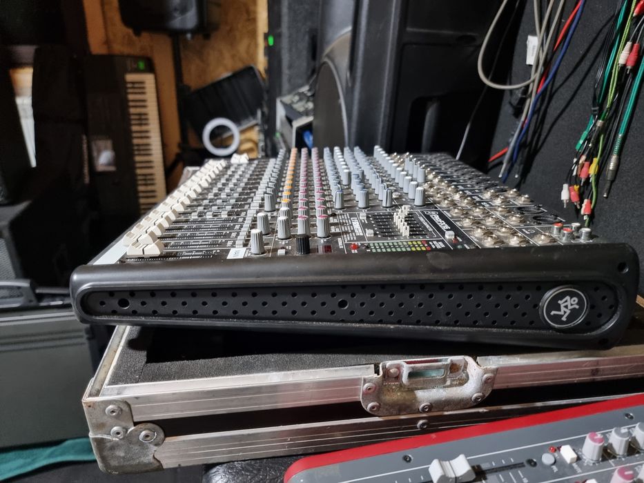Mixer pasiv mackie PRO FX16 cu case 1500 de lei