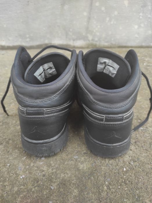 Jordan 1 mid triple black