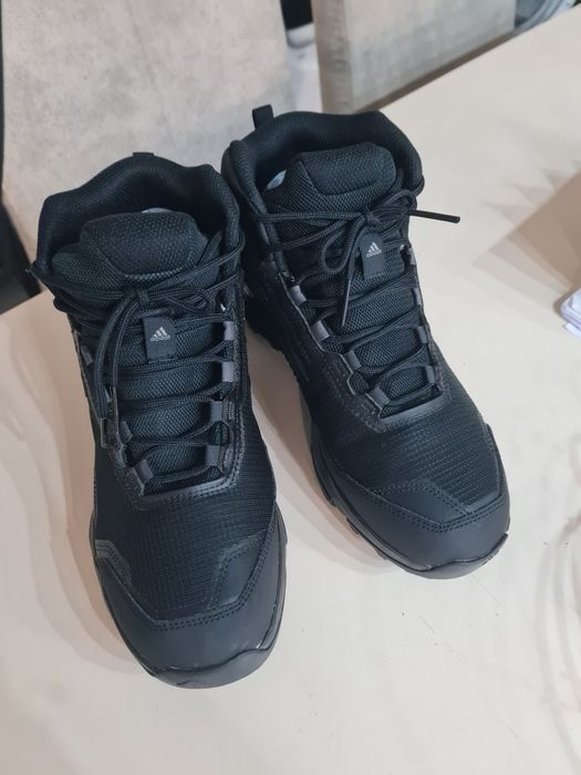 Adidas TRAXION 41 1/2