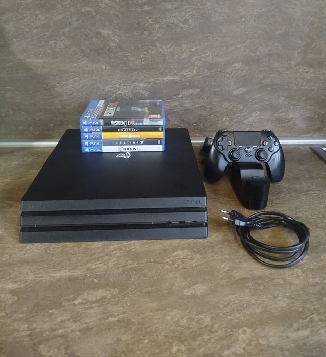 Playstation4 Pro + 5 игри + станция + джойстик и кабели