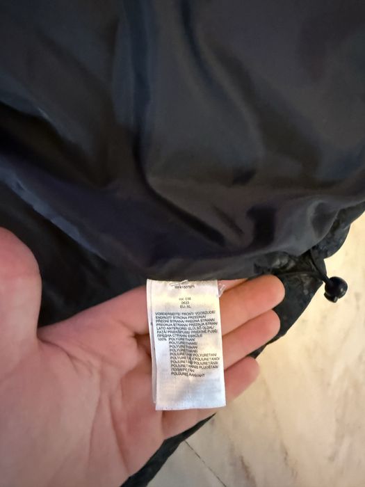 Geacă Review neagră cu imprimeu (mărimea XL)