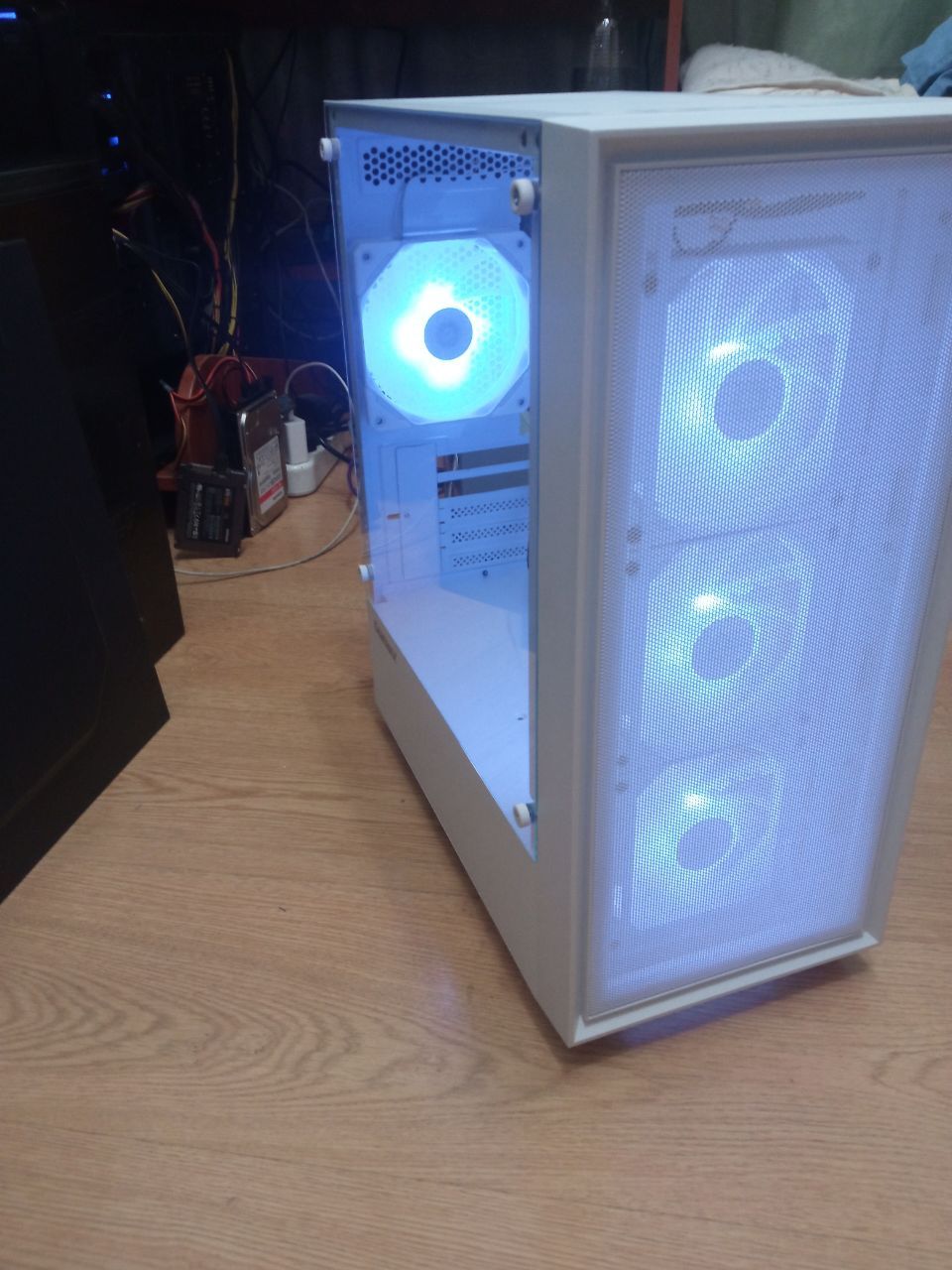 Корпус Gamemax Storm WH mid-tower chassis белый  4 кулера