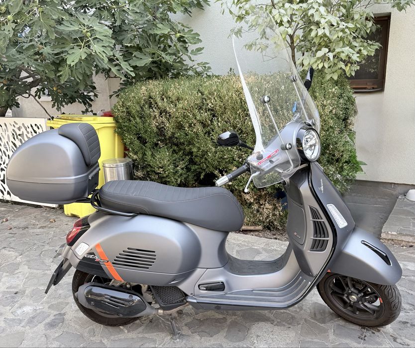 Vespa GTS 125 SuperSport 2024–4.900km si accesorii multiple