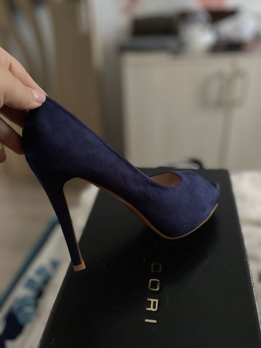 Pantofi bleumarin decupati marime 36