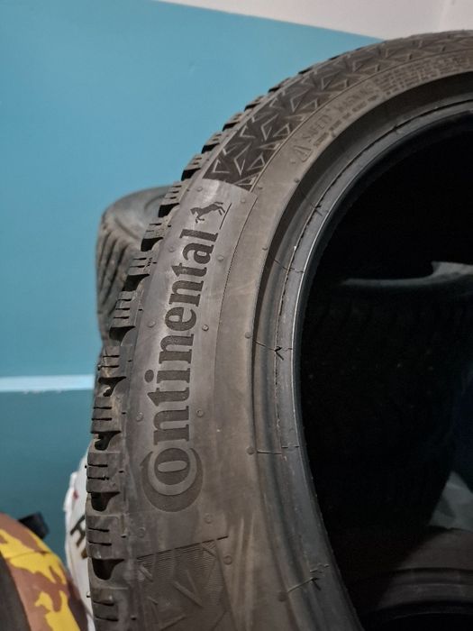 Продам зимние шины continental 235/45/18