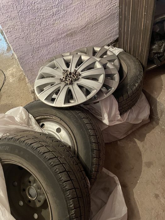 Зимние шины 215.60.R16 с металлическими дисками в отличном состоянии