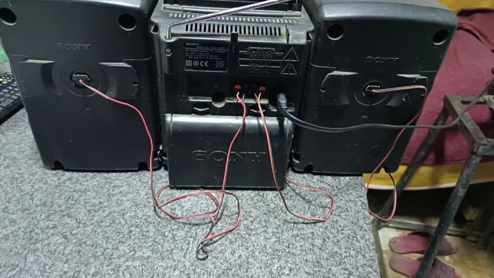 Urgent Radio casetofon - cd Sony  se aude  tare functional detali jos