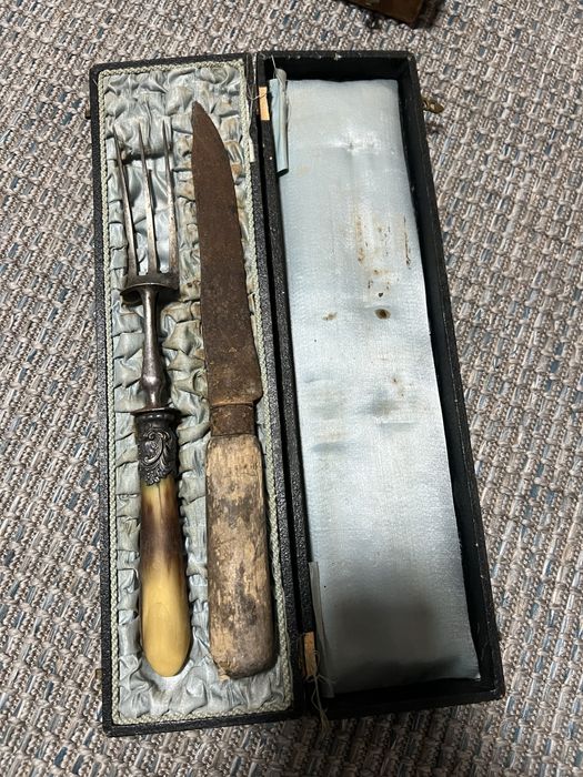 Vând tacâmuri vintage.