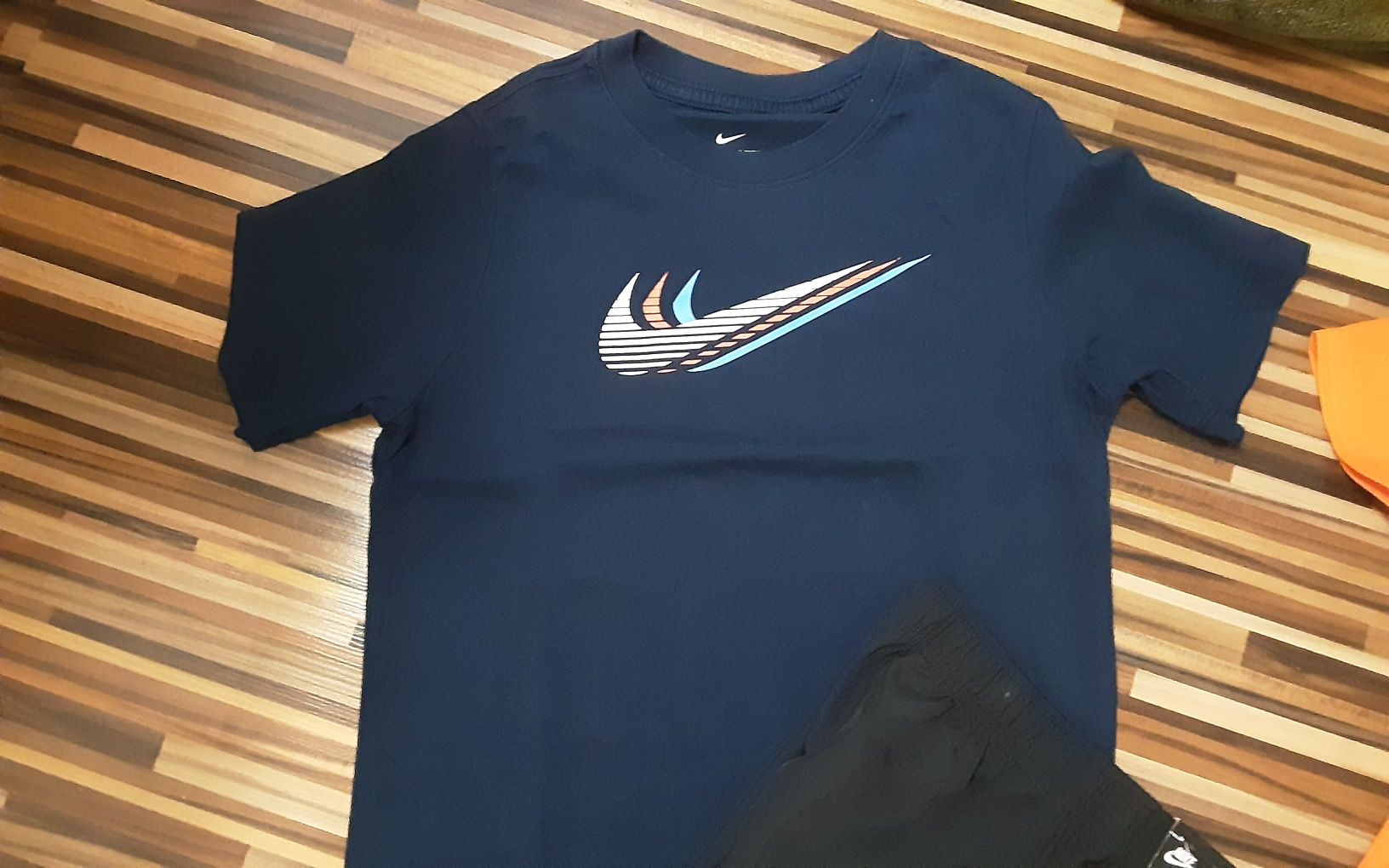 (L 147-158) NIKE оригинални тениски(35лв) къси нови панталони (39лв)