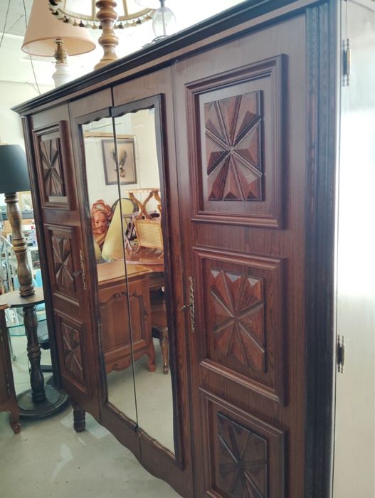 Четирикрилен гардероб