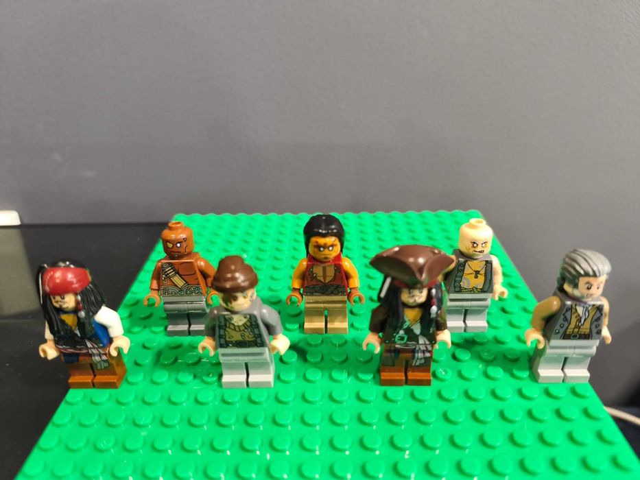 LEGO Минифигурки „Карибски пирати“