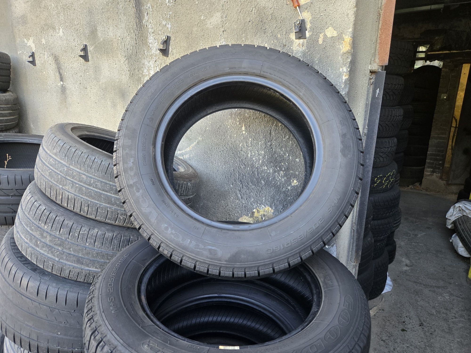 4бр. 205 65 16С Goodyear всесезонни.