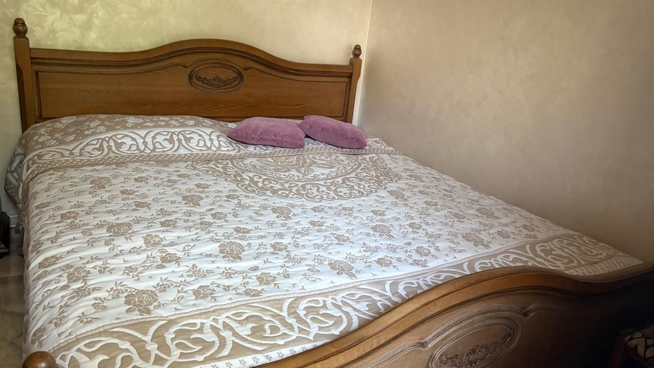 Продается роскошный спальный гарнитур из массива дуба (Беларусь).