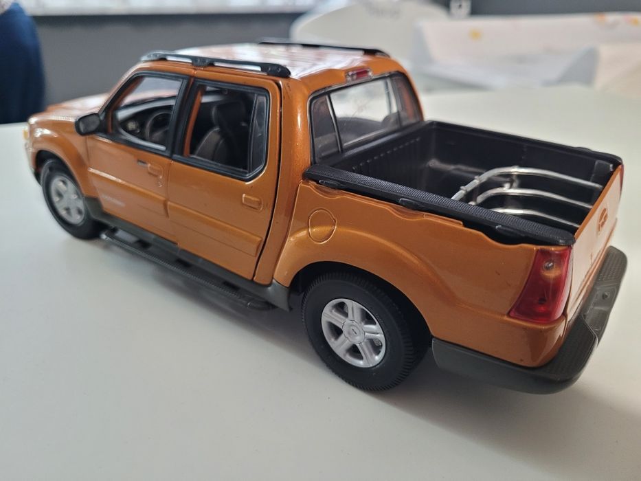 Ford Explorer Sport Trac Orange Maisto модел 1/18 

Отваря
