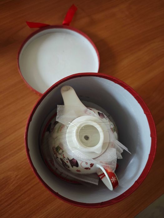 Коледен комплект - чайник, чаша и чинийка