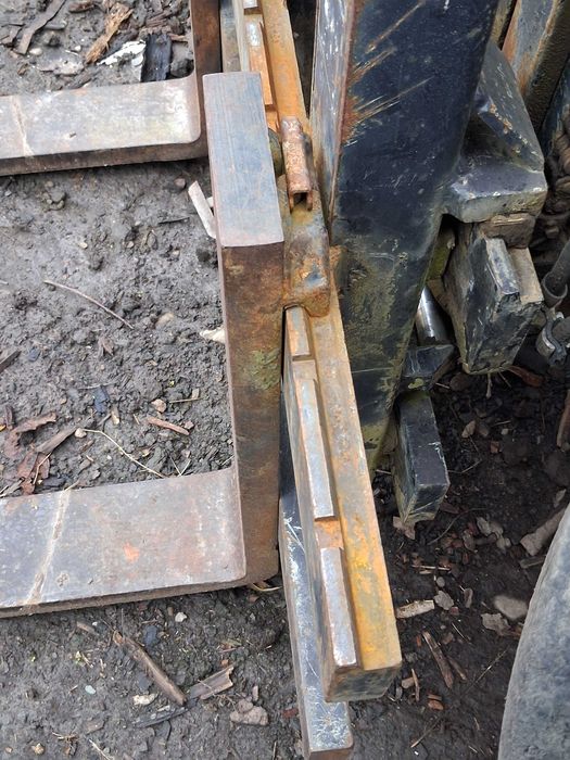 Lift , stivuitor , mulet în  tiranți la tractor