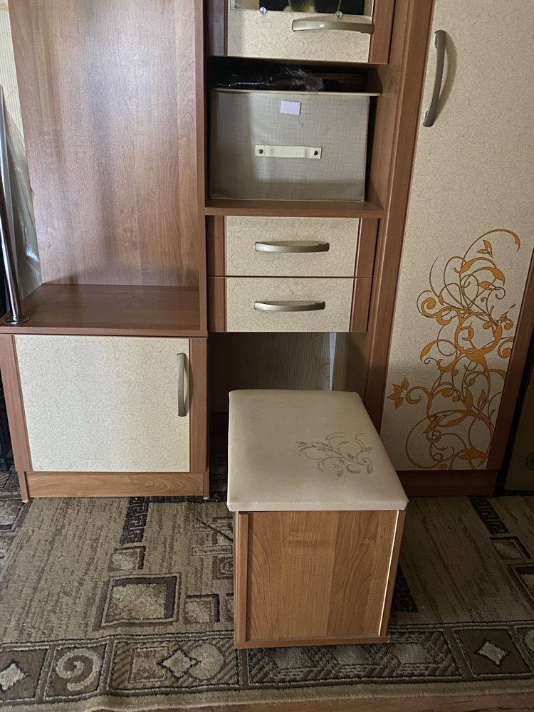 Шкаф в прихожую в хорошем состоянии