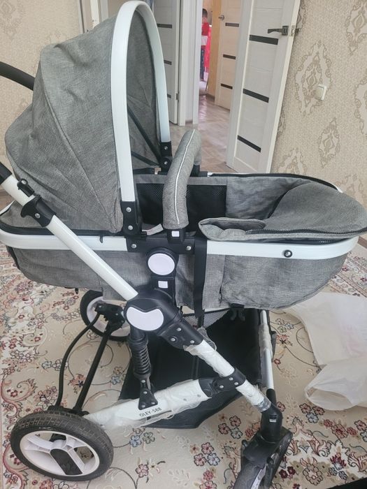 Детская коляска почти новая 20000тг, стол для кормления,