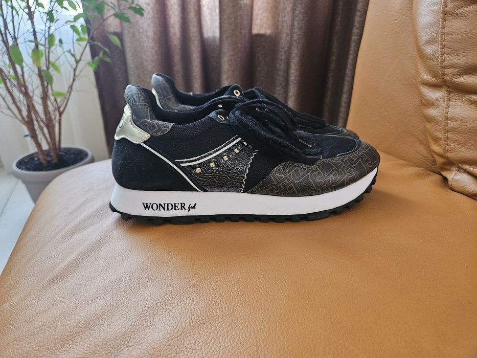 Спортни обувки  от плат, велур и изкуствена кожа.