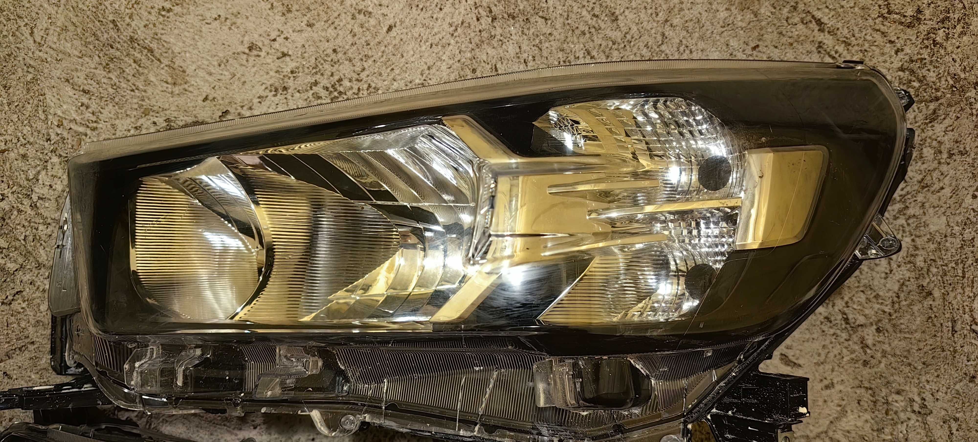 Фар за Toyota Hilux / Тойота Хайлукс