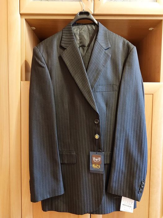 Продам мужские костюмы.