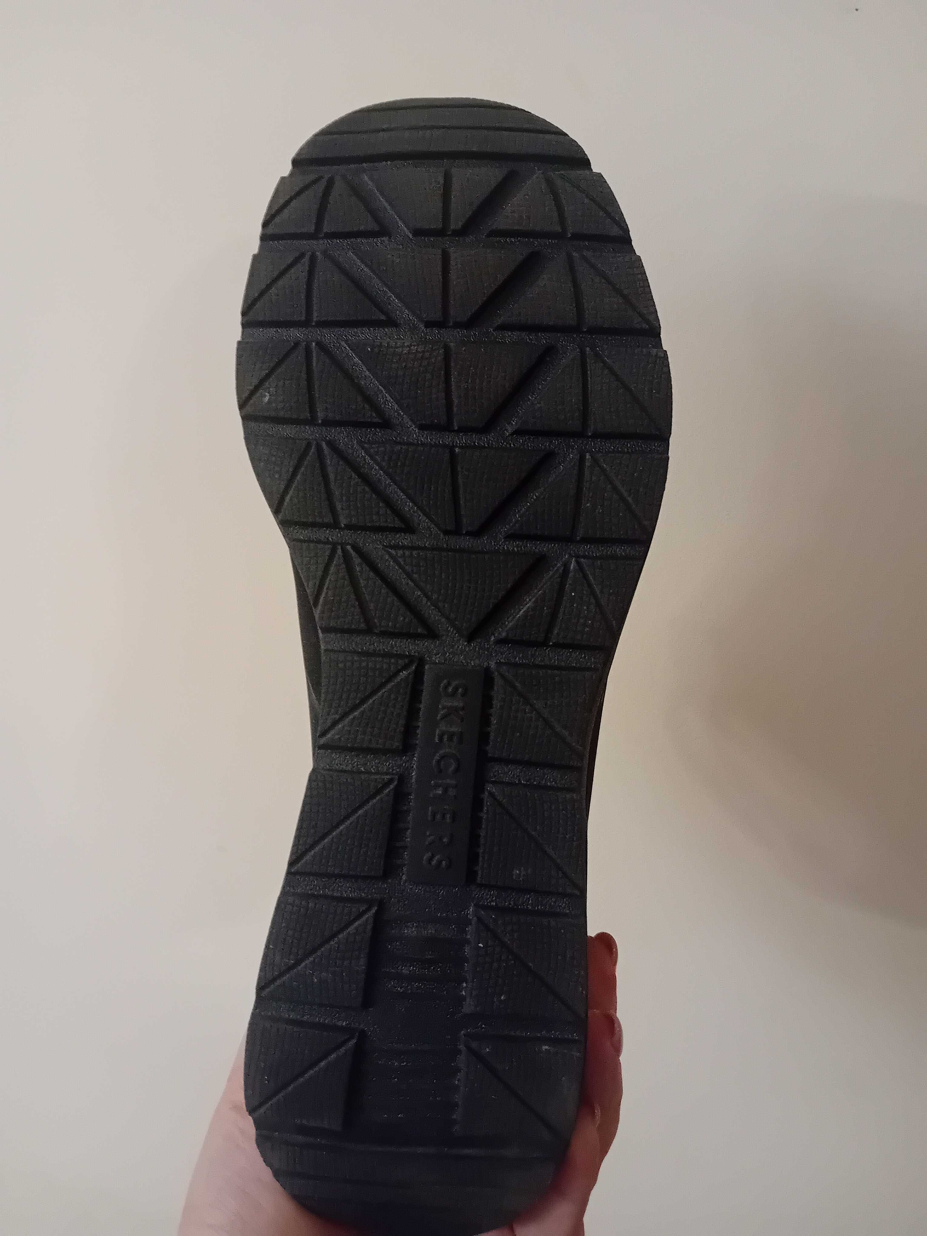 Нови обувки Skechers номер 40.