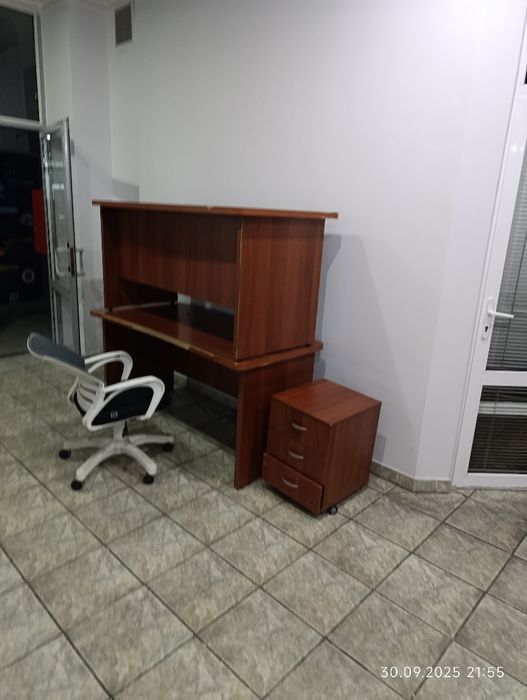 Продается стол и один тумбочка. Цена договорная