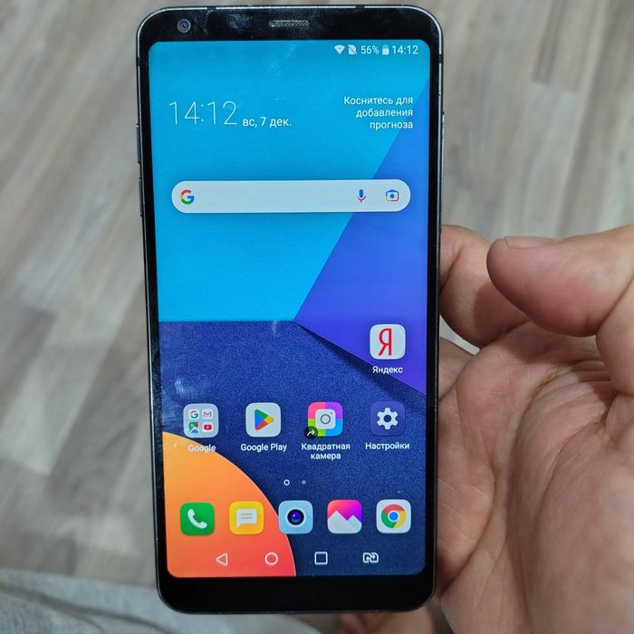 Телефон LG G6 в рабочем состояний.
