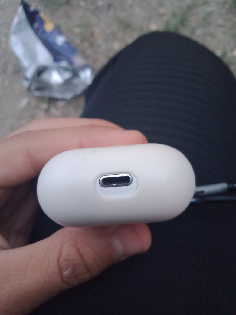 Airpods продаются оригинал +чехол