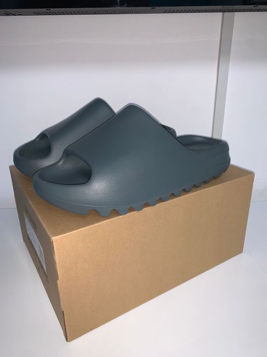 Yeezy slides noi