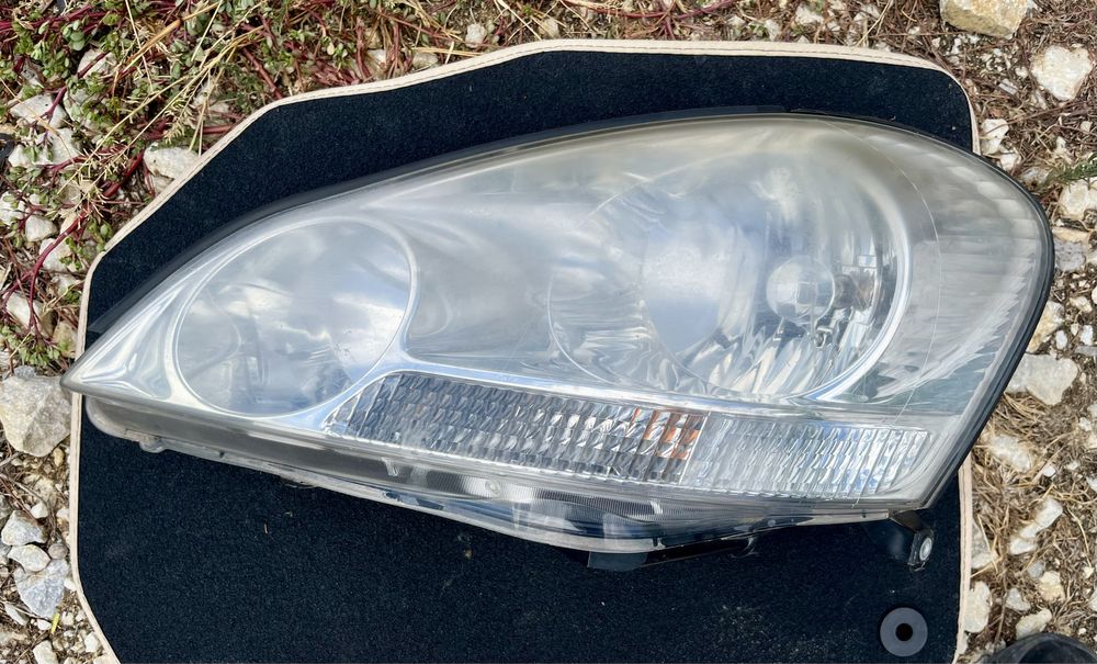 Ляв фар за Toyota Avensis Verso 2001-2004