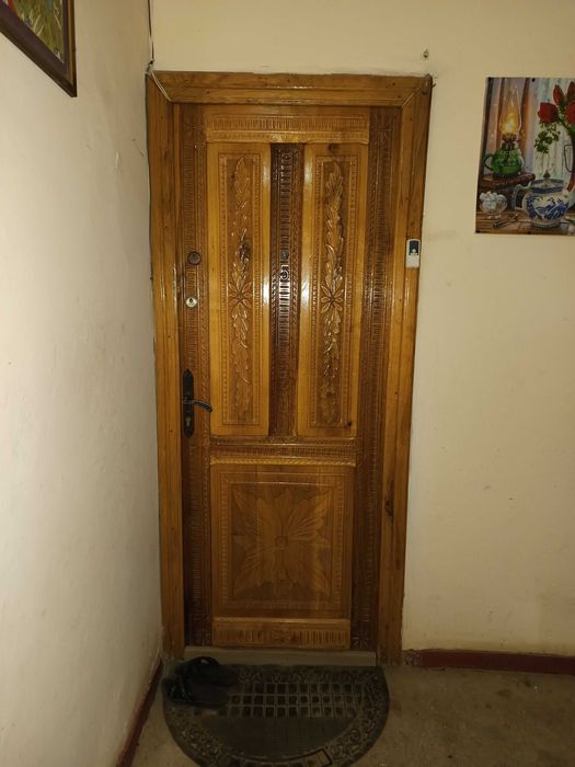 Se vinde ușa cu toc din stejar ,lemn masiv ,sculptata