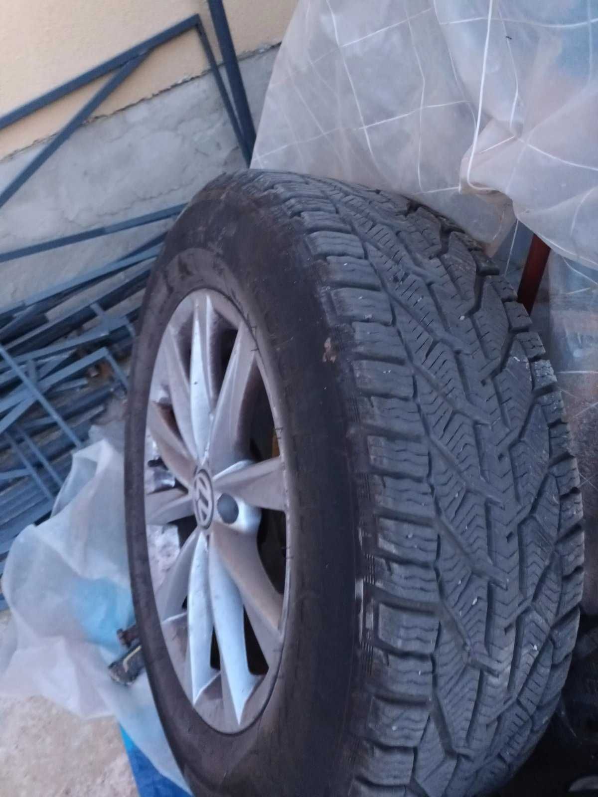 продаваме 17 цола джанти с зимни гуми за VW Tiguan