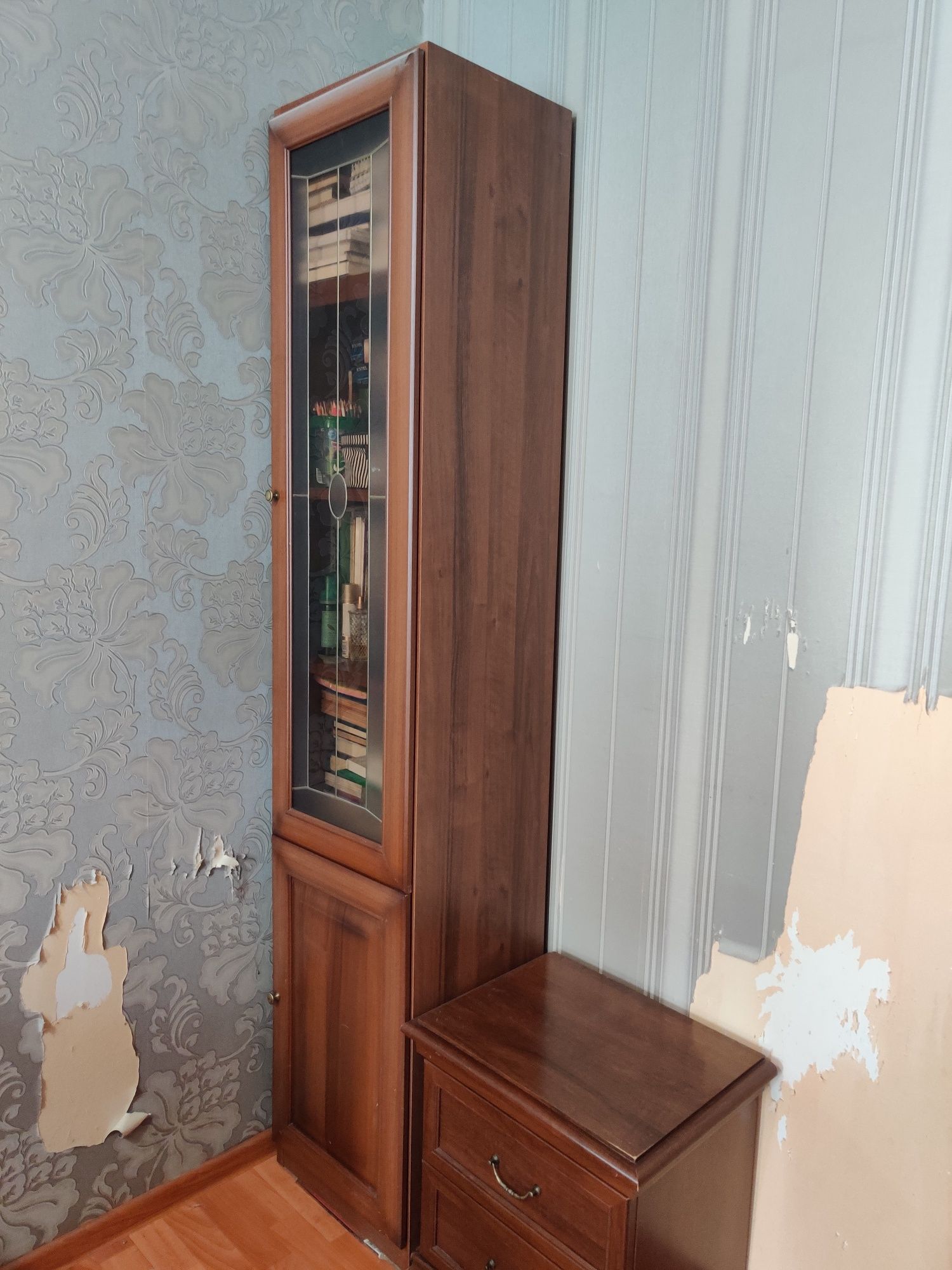 Шкаф книжный, со стеклянной дверцей