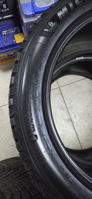 Шины комплектом  Мишлен разноширокие шип 275/45 r20 и 305/40 r20