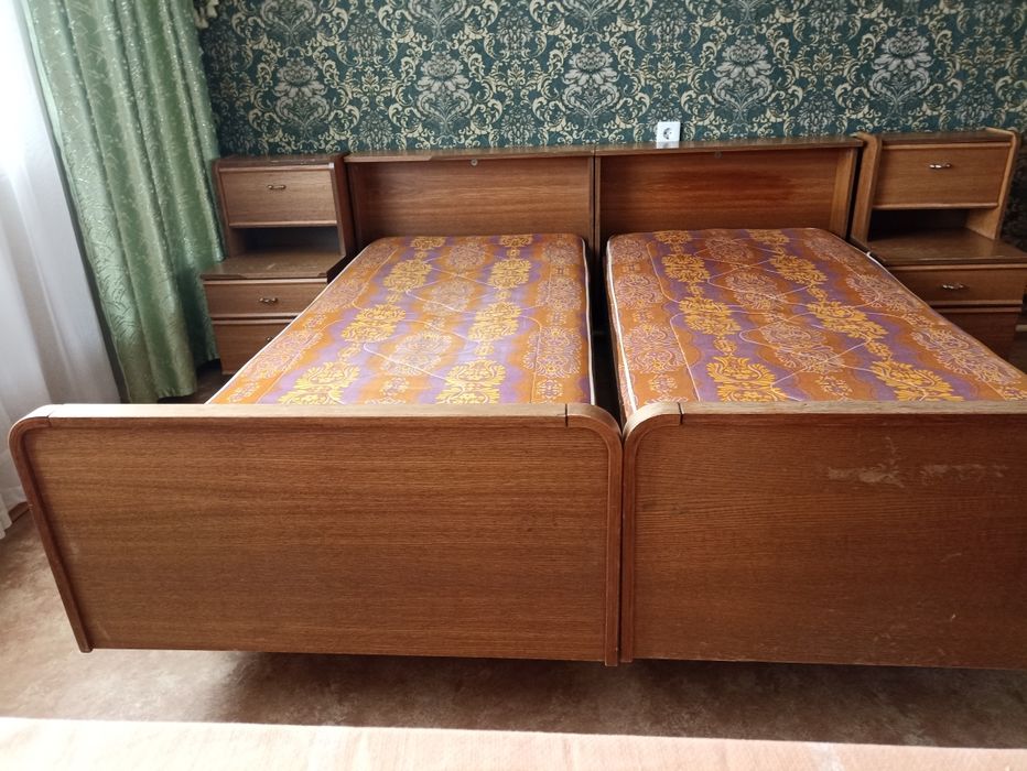 Продам 2х спальную кровать с тумбочками