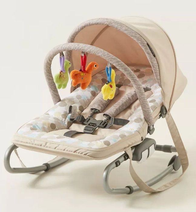 Шезлонг для детей с игрушкой в комплекте.