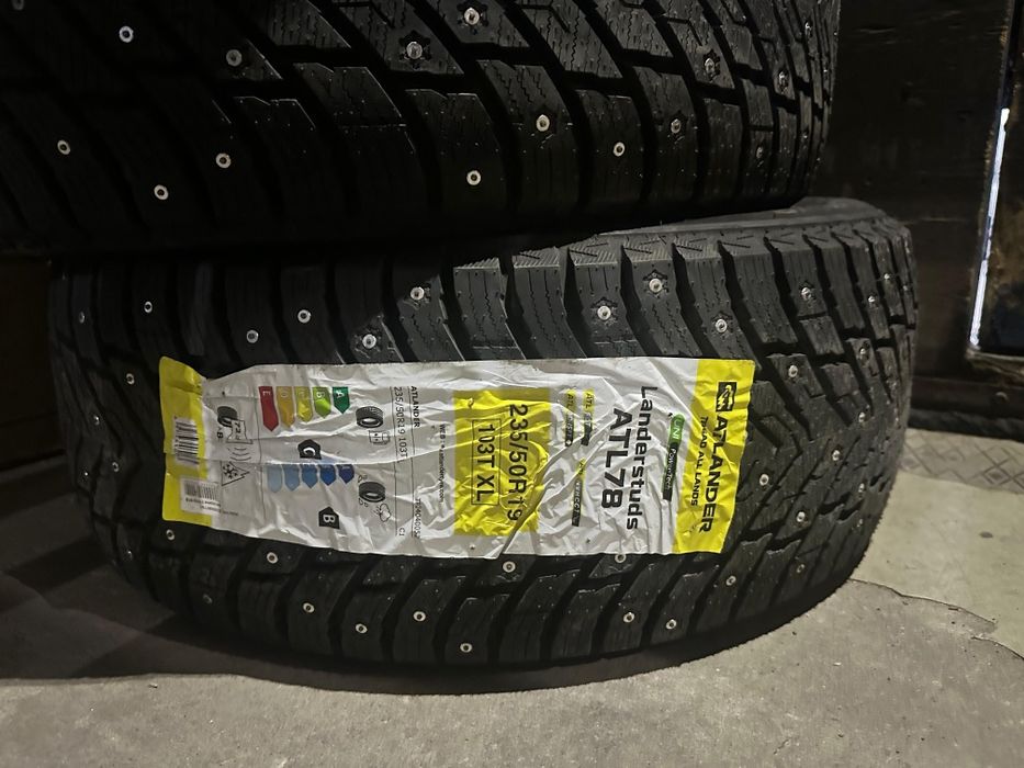 Шипованная зимняя резина 235/55 R19 (новая)