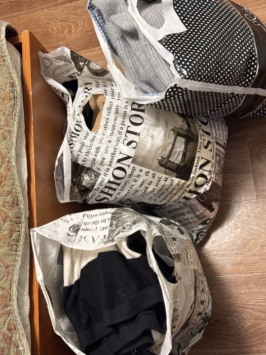 Продам 3 пакета одежды