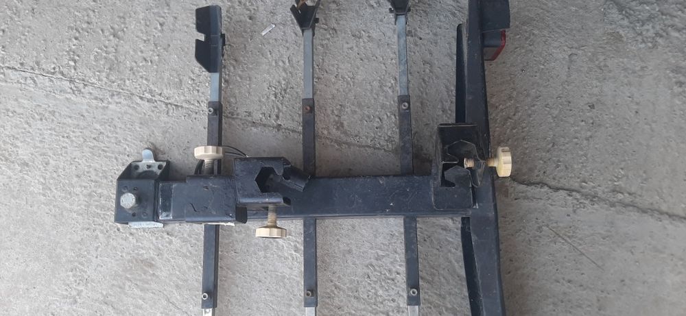 Suport pe cârlig pentru 3 biciclete