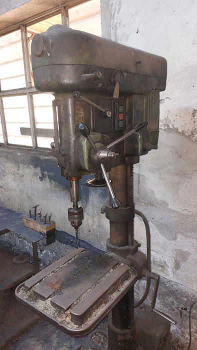 Настолна пробивна бормашина